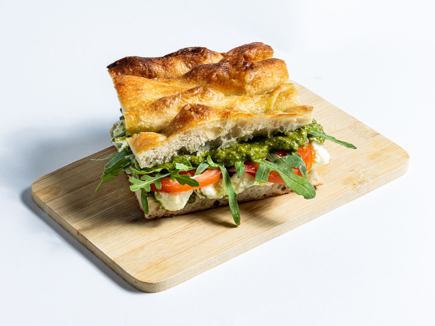 Belegte Focaccia mit Pesto, Tomate, Mozzarella und Rucola